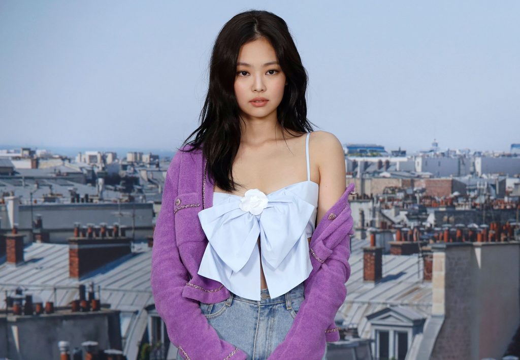 QQlive Jennie Kim – Người Đẹp Sinh Năm 96 Của Blackpink 8 Trái với hình ảnh năng động trên sân khấu ngoài đợi cô nàng khá nhút nhát