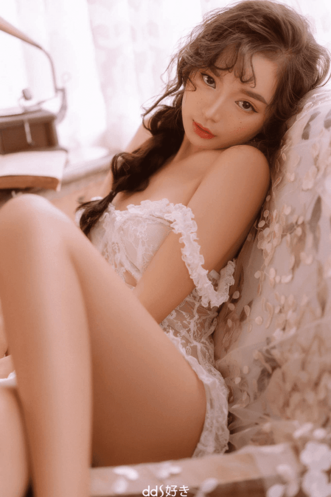 QQlive Vũ Ngọc Kim Chi khoe da thịt với 3 vòng cực chuẩn 4 Váy cưới lấy cảm hứng từ bộ bikini ren trắng khiến người đẹp vô cùng gợi cảm và quyến rũ
