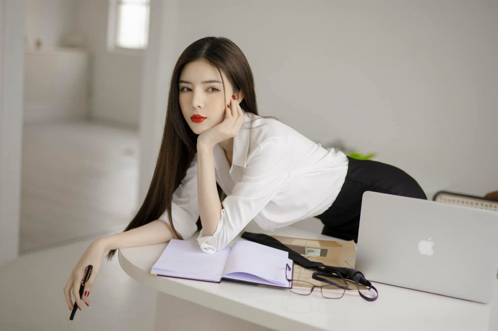 QQlive Chiêm Ngưỡng Nhan Sắc Búp Bê Lilly Luta - Vẻ Đẹp Hoàn Hảo 3 Người đẹp ngày càng sắc sảo quyến rũ hơn