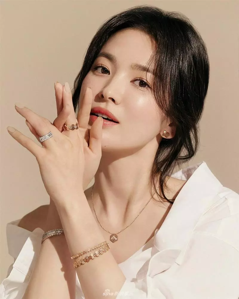 QQLive - Chiêm Ngưỡng Vẻ Đẹp Không Gì Sánh Bằng Của Song Hye Kyo Ở Tuổi 40 4 Sau khi bộ ảnh được tung ra, tên người đẹp cũng lọt hotsearch cả Trung lẫn Hàn.