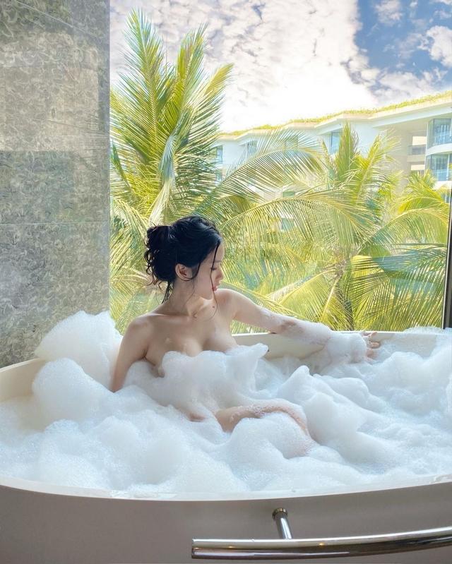 QQlive Hoàng Nhân Linh Chi Body Đồng Hồ Cát - Vẻ Đẹp Sexy Nóng Bỏng 14 QQlive - Body gợi cảm của Linh Chi ẩn hiện trong bọt xà phòng