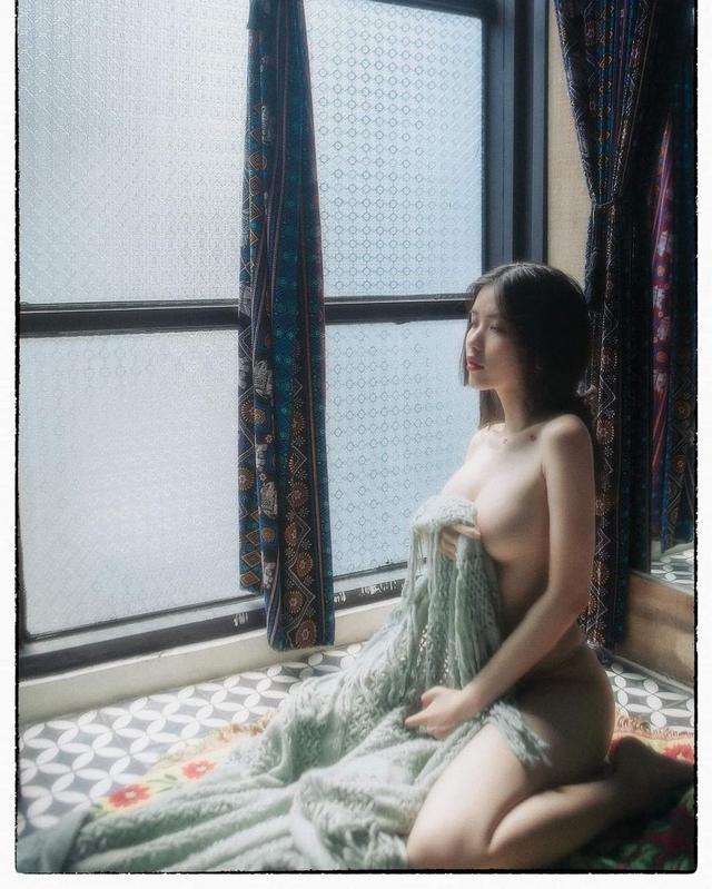 QQlive Hoàng Nhân Linh Chi Body Đồng Hồ Cát - Vẻ Đẹp Sexy Nóng Bỏng 15 QQlive - Thân hình sexy của Linh Chi lộ rõ trong tạo hình này