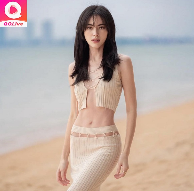 Mai Davika: Lép Mỏng Vẫn Làm Netizen “Xỉu Ngang” Tại QQLive 4 Mai Davika Ngực lép