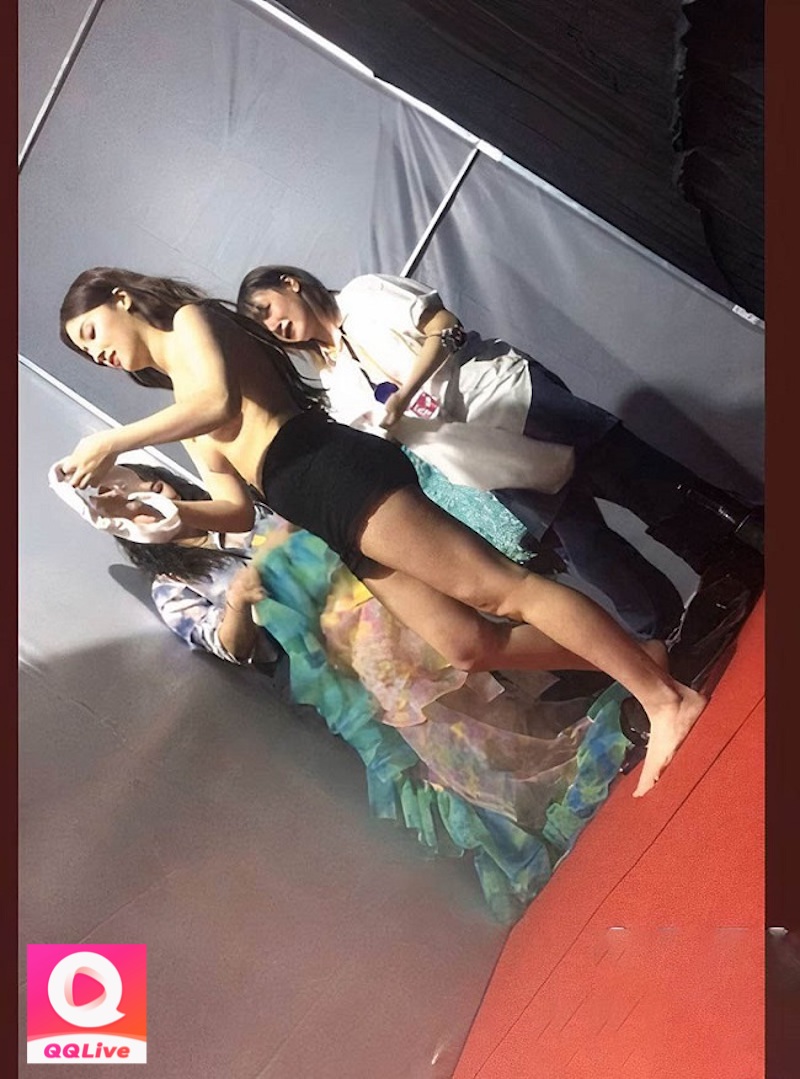 Nancy - Thiên Thần Lai Kpop Vô Tình Lộ Vòng 1 Trắng Trẻo Khi Thay Đồ Sau Backstage 1 ghi lén Nancy